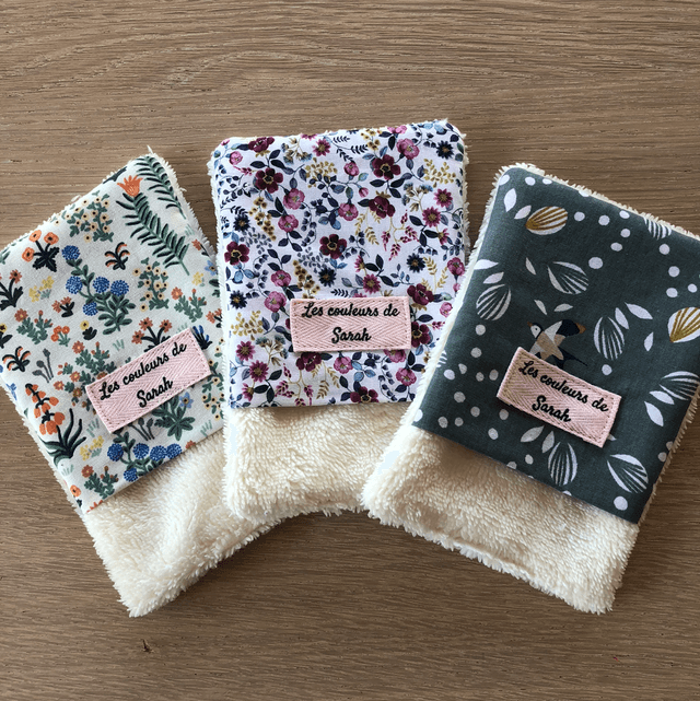 Gant démaquillant, fleurs roses 