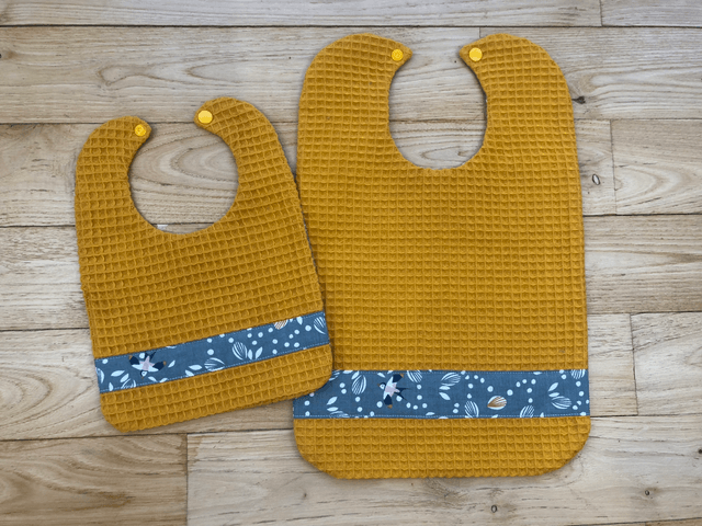 Bavoir jaune hirondelle, à bouton pression 