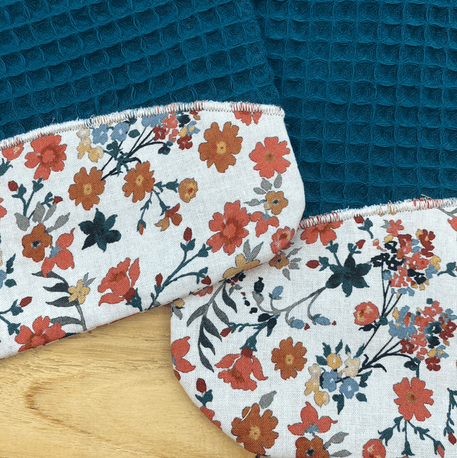 Bavoir bleu fleuri, à élastique 