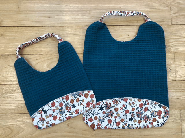 Bavoir bleu fleuri, à élastique 