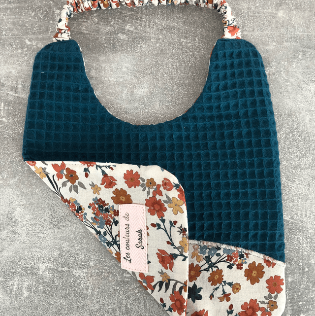 Bavoir bleu fleuri, à élastique 