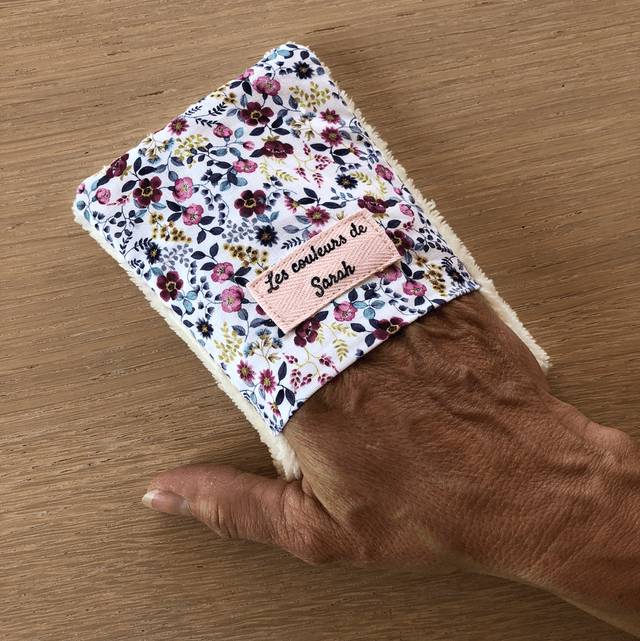 Gant démaquillant, fleurs roses 