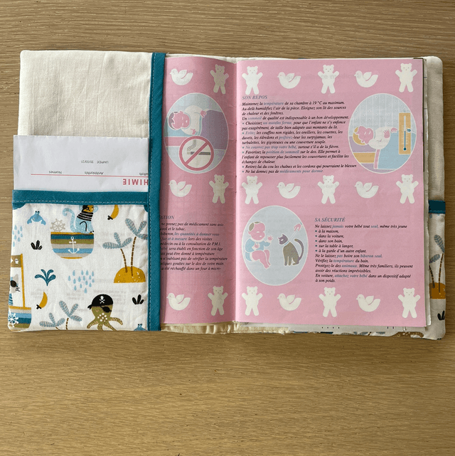 Protège carnet de santé, bleu et animaux pirates 