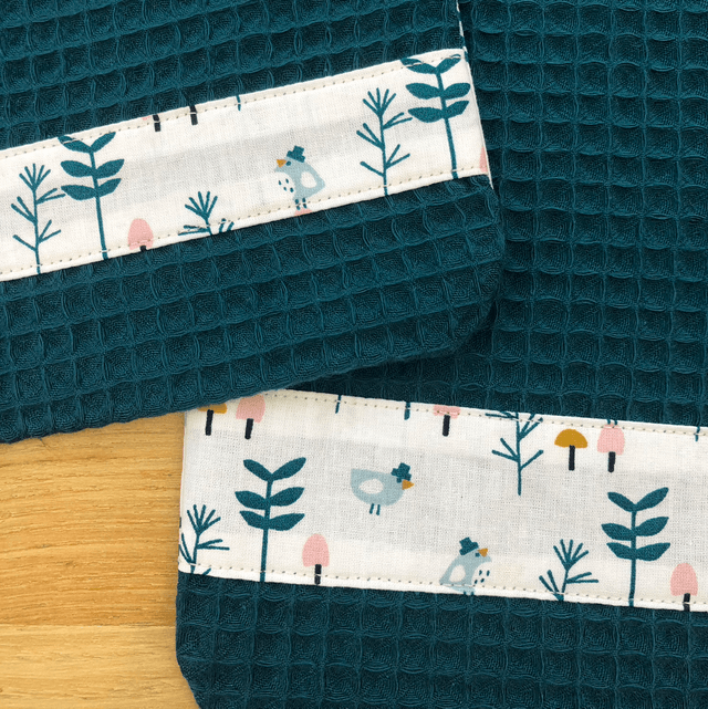 Bavoir bleu forêt, à bouton pression 