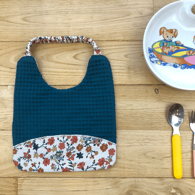 Bavoir bleu fleuri, à élastique 
