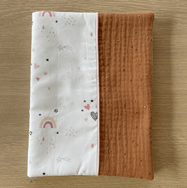 Protège carnet de santé, marron et cœur scintillant 
